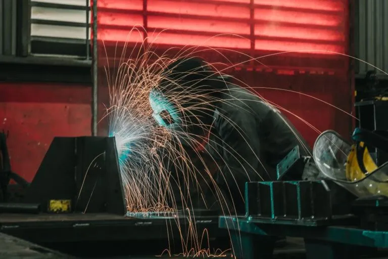 7 Ways Modern EAM Software Predicts Equipment Failure